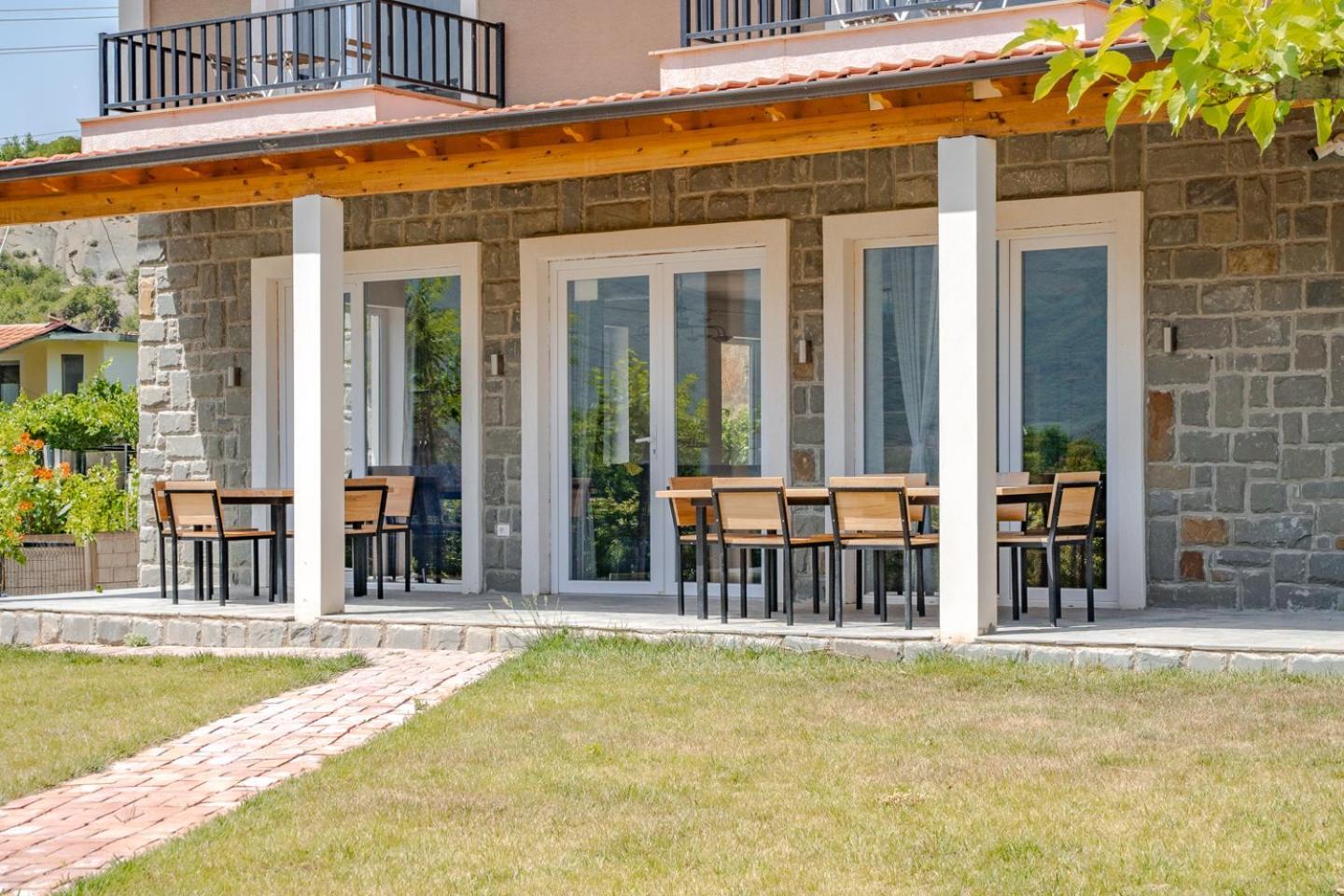 Bujtina Lumo & Pool Villa Përmet