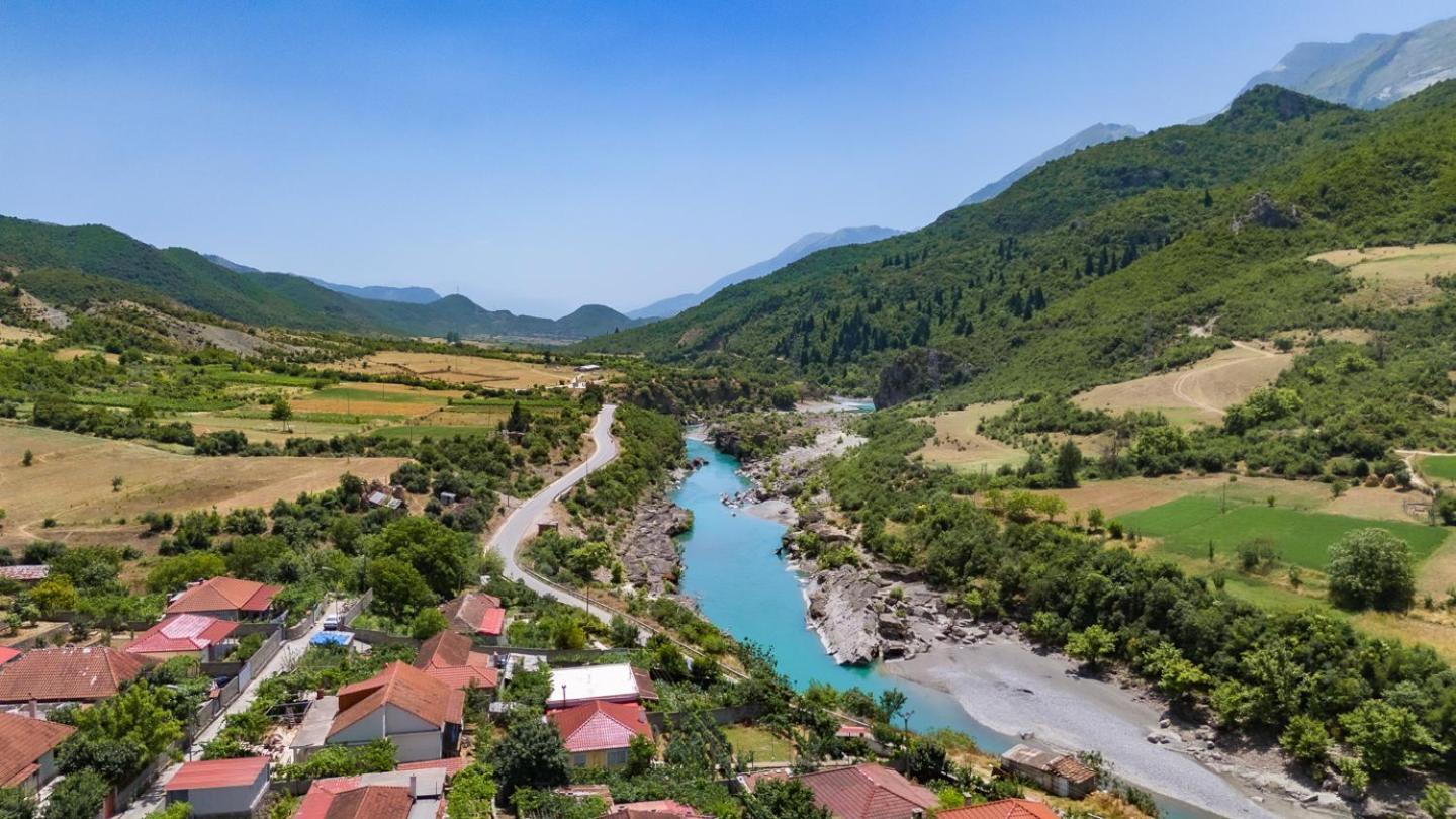 Villa Bujtina Lumo & Pool *