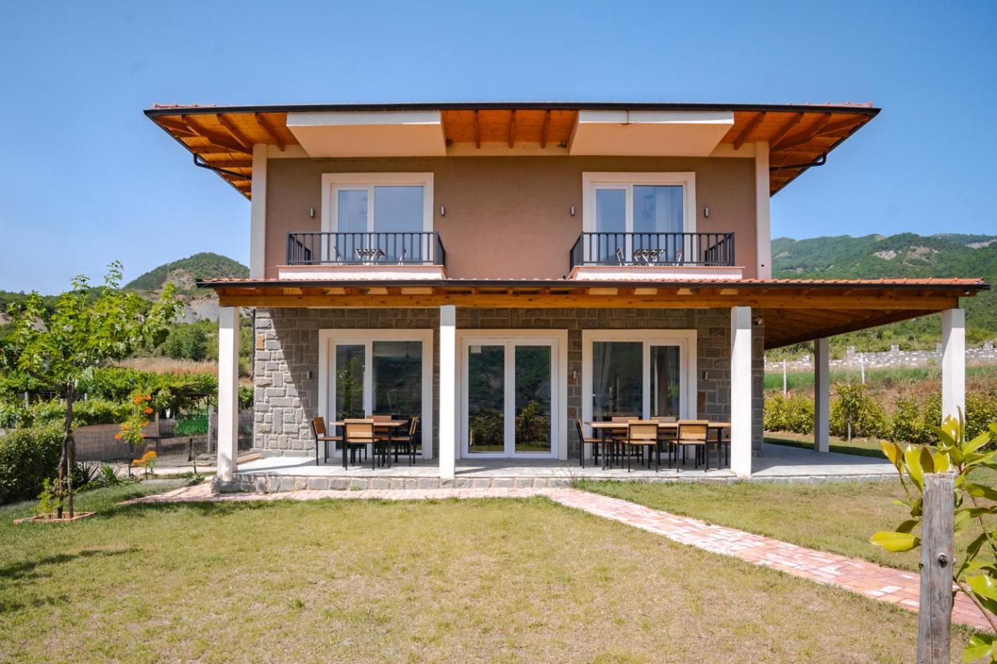 Bujtina Lumo & Pool Villa