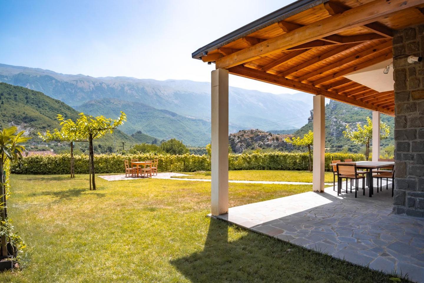 Villa Bujtina Lumo & Pool *