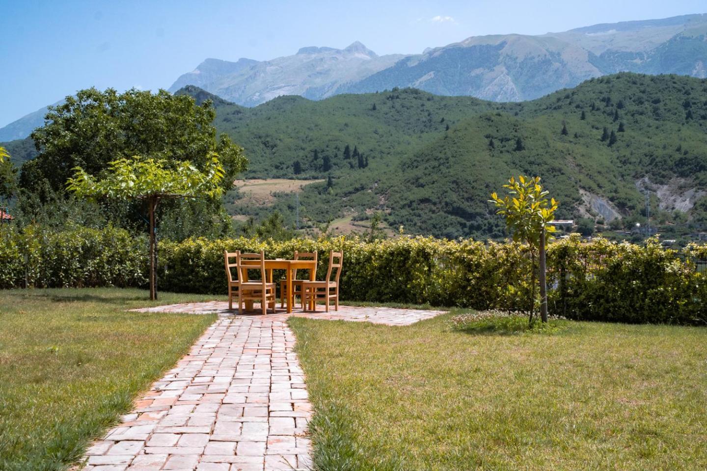 Bujtina Lumo & Pool Villa Përmet