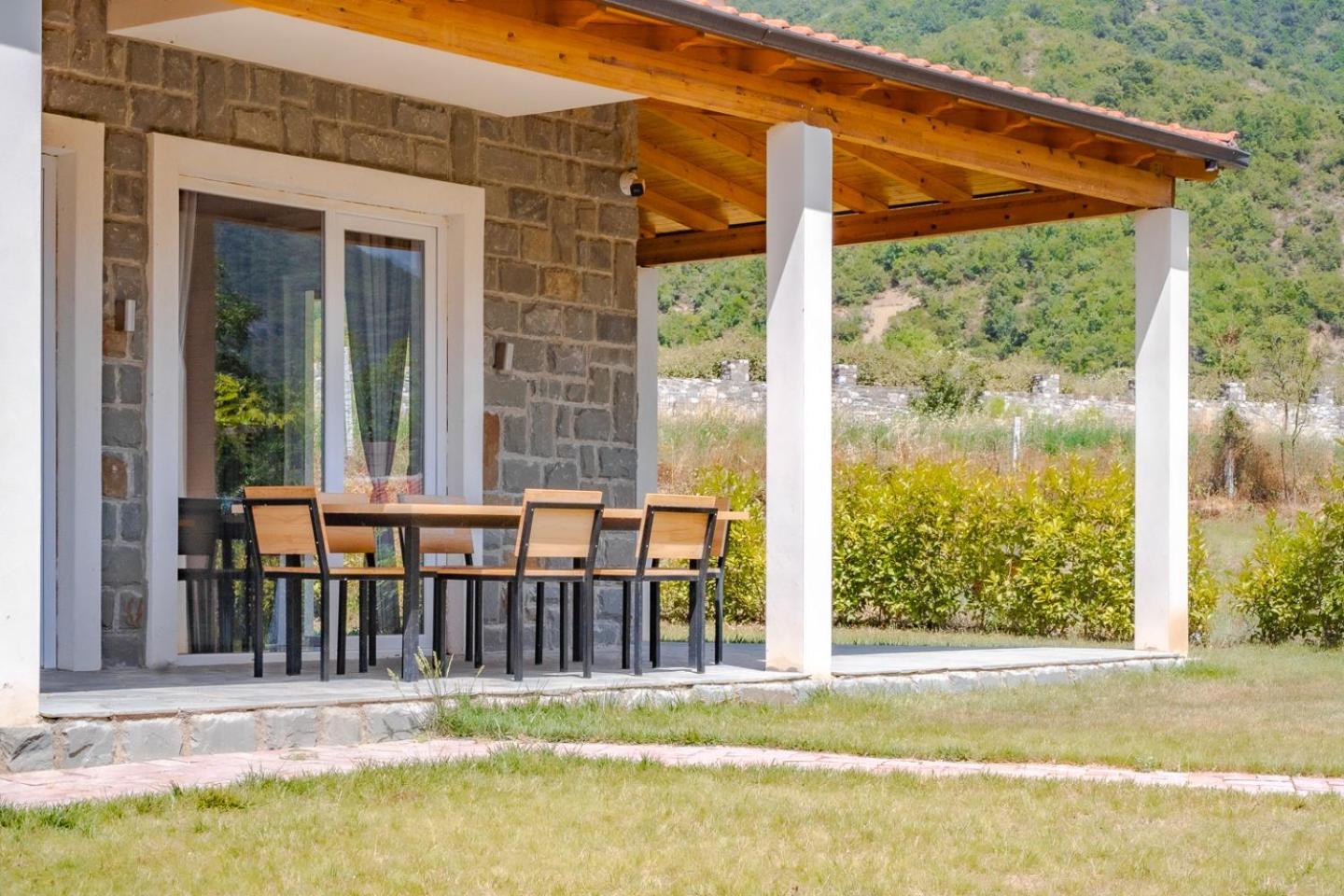 Bujtina Lumo & Pool Villa