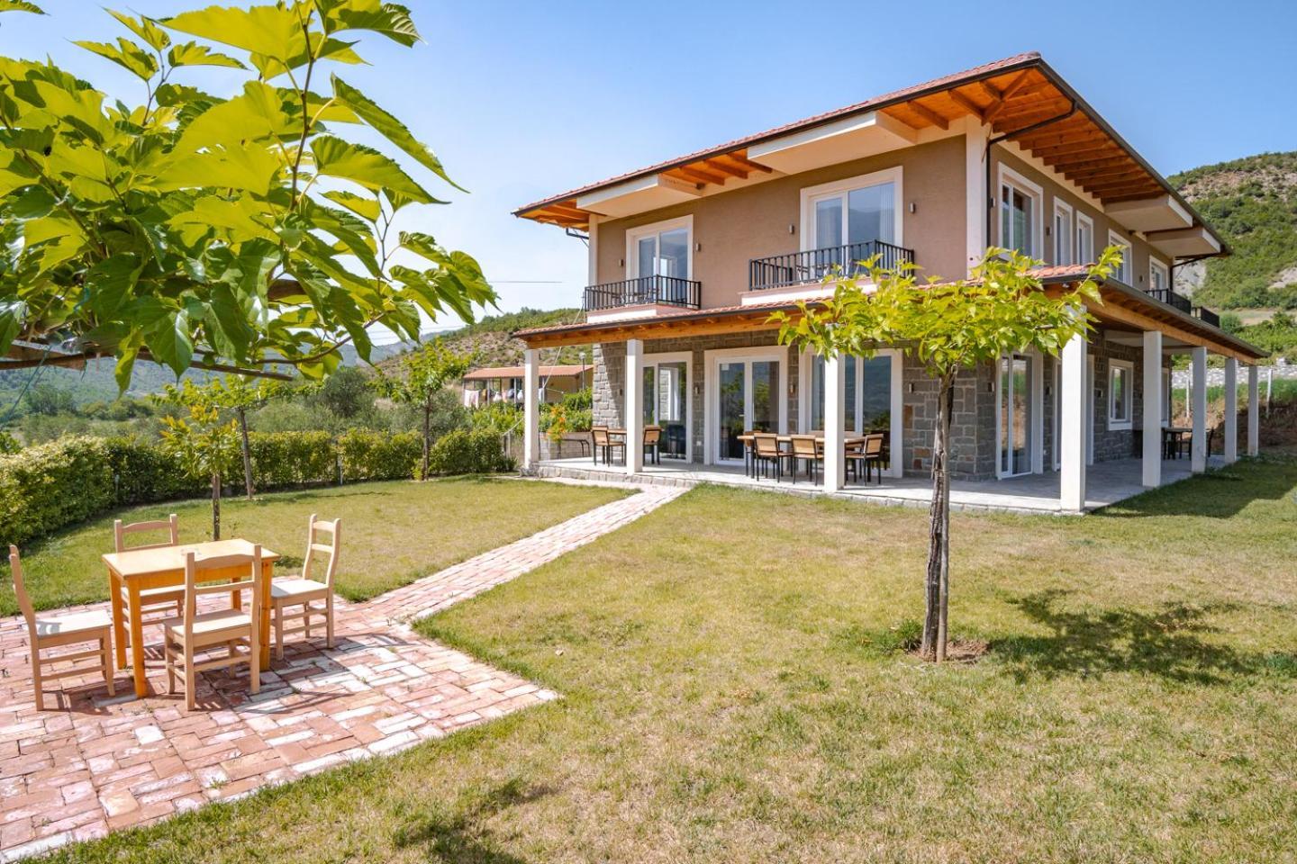 Bujtina Lumo & Pool Villa Përmet